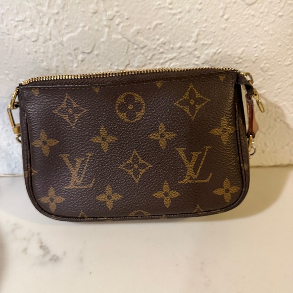 Louis Vuitton Mini Pochette - Picture 6 of 7